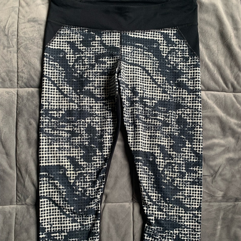 Under Armour black pattern cropped tights L